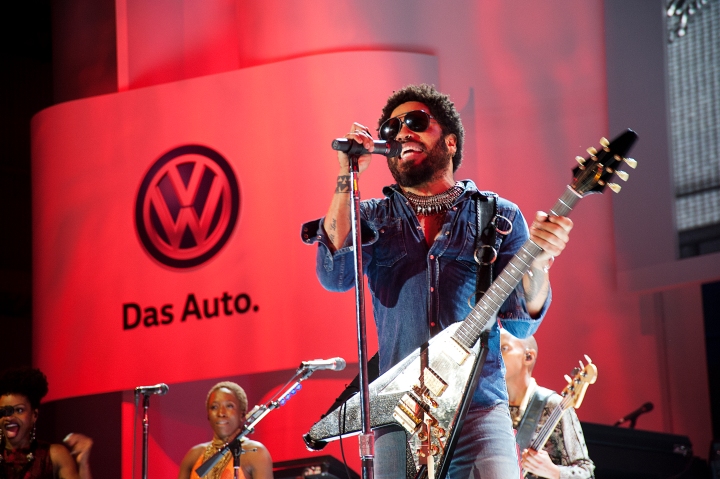 Lenny Kravitz performs some of his hit songs during a performance at the New 2016 Volkswagen Passat Launch11